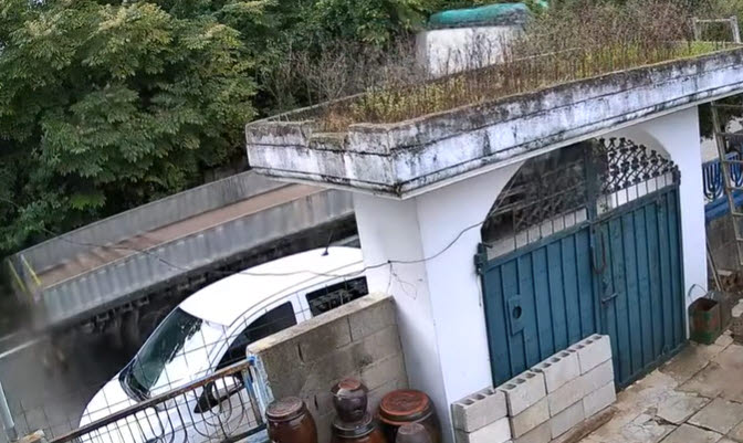 파주 냉동창고 살인 사건 피의자 B씨의 요청을 받은 냉동창고 업체가 지난달 27일 냉동창고 설치를 마친 뒤 현장을 빠져나가는 모습. (사진=YTN 보도 캡처)