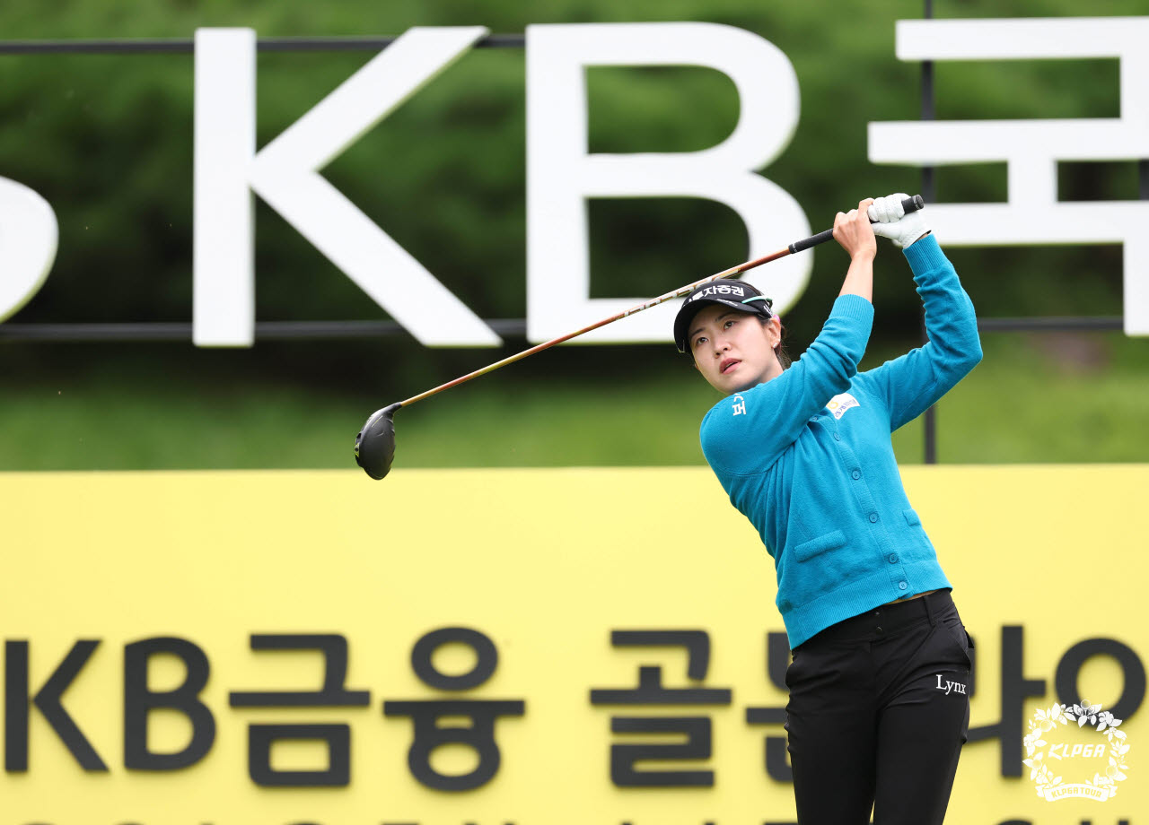 박민지가 10일 경기 이천시의 블랙스톤 이천 골프클럽에서 열린 KLPGA 투어 메이저 대회 KB금융 골든라이프 챔피언십 1라운드에서 티샷을 날리고 있다.(사진=KLPGA 제공)