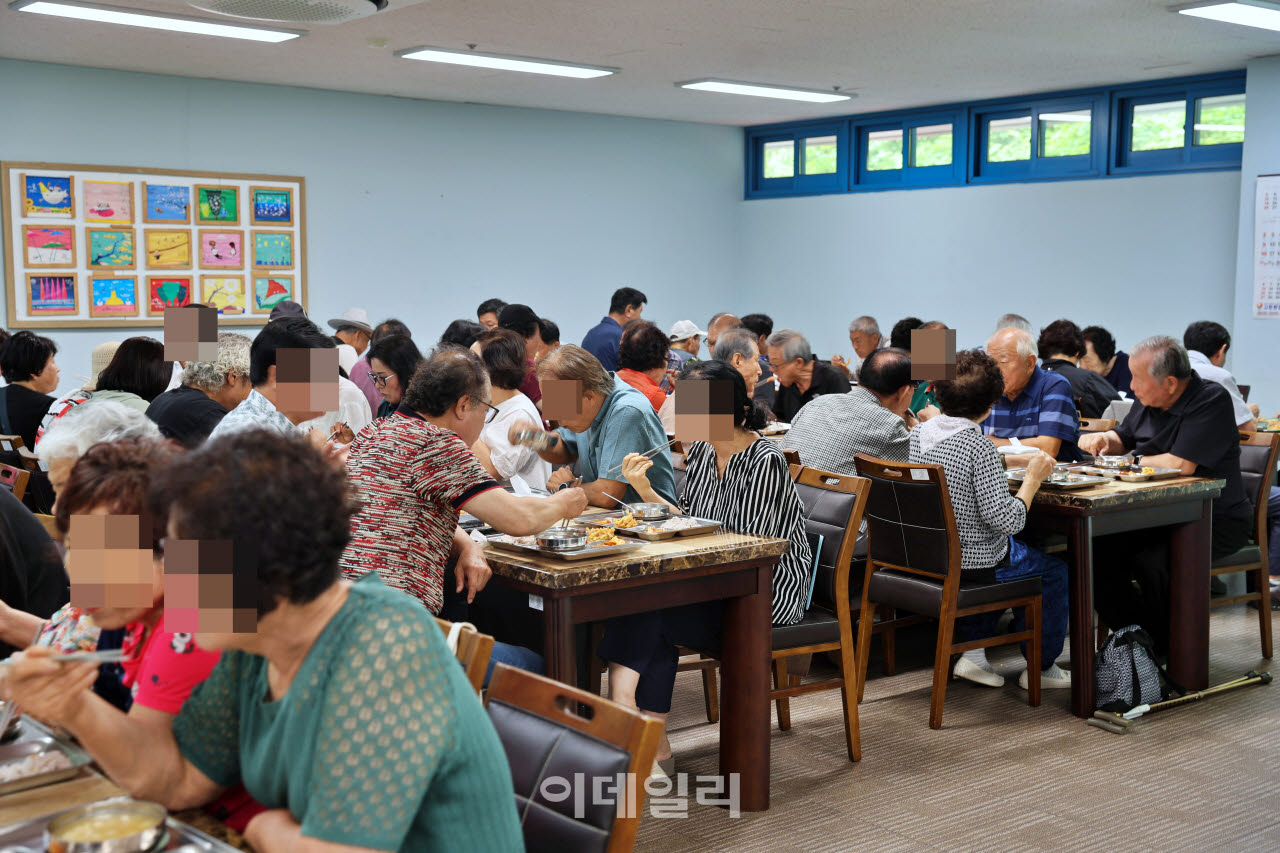 고흥읍내 중심부에 자리한 고흥군 노인복지타운의 구내 식당은 균형잡힌 식단으로 어르신들의 건강을 챙기고 있다.