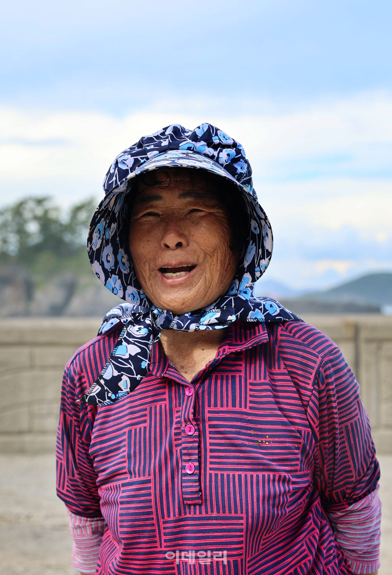 영남면 용바위 근처에서 만난 백춘자(84) 어르신은 쉼 없이 몰아치는 사나운 파도 앞에서도 제 할일을 다하며 하루를 살아가고 있었다.