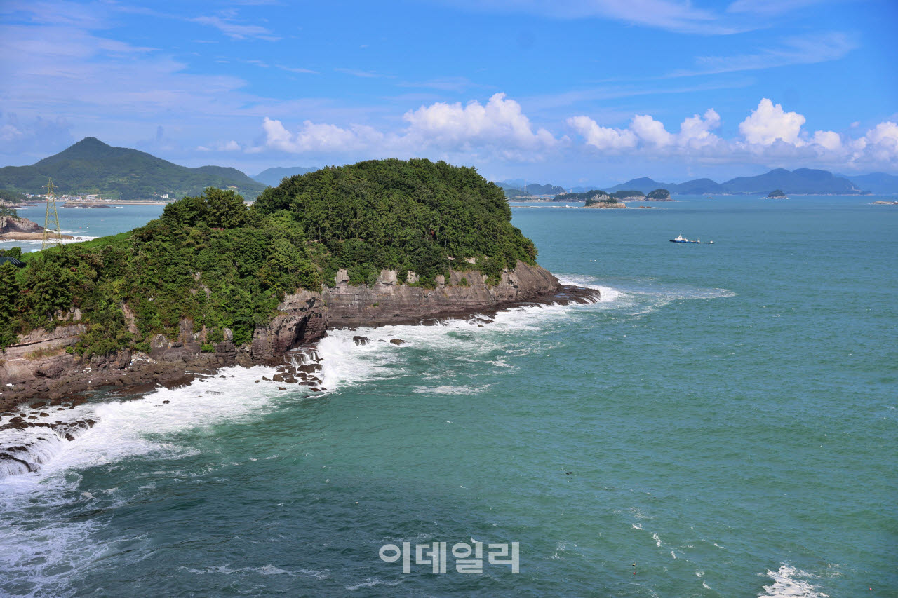 전남 고흥 영남면 해안가에 있는 용바위 해안은 용이 승천했다는 이야기가 전해지고 있다.