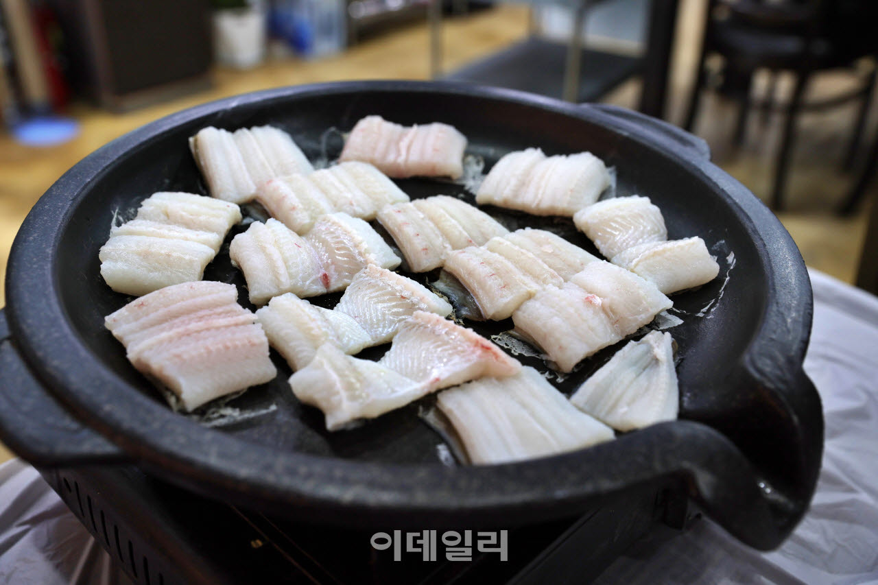 전남 고흥 녹동 장어거리에 위치한 장수식당의 장어구이