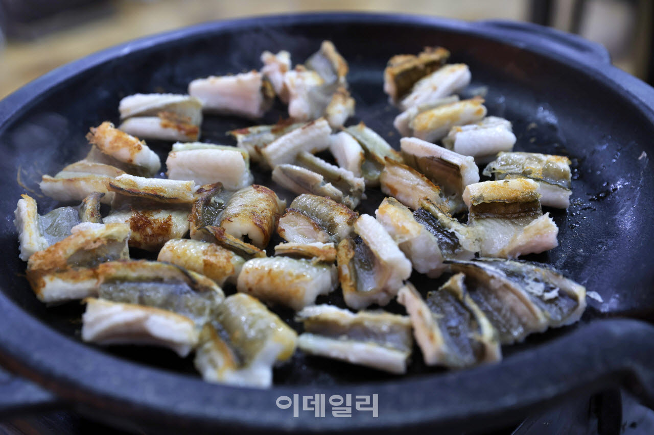 전남 고흥 녹동 장어거리에 위치한 장수식당의 장어구이(사진=이데일리 강경록 여행전문기자)
