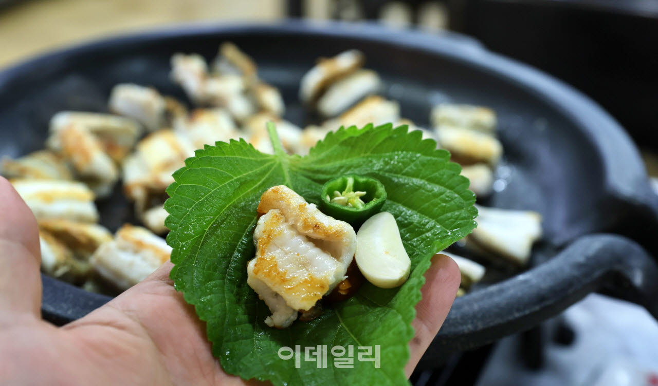 전남 고흥 녹동 장어거리에 위치한 장수식당의 장어구이(사진=이데일리 강경록 여행전문기자)