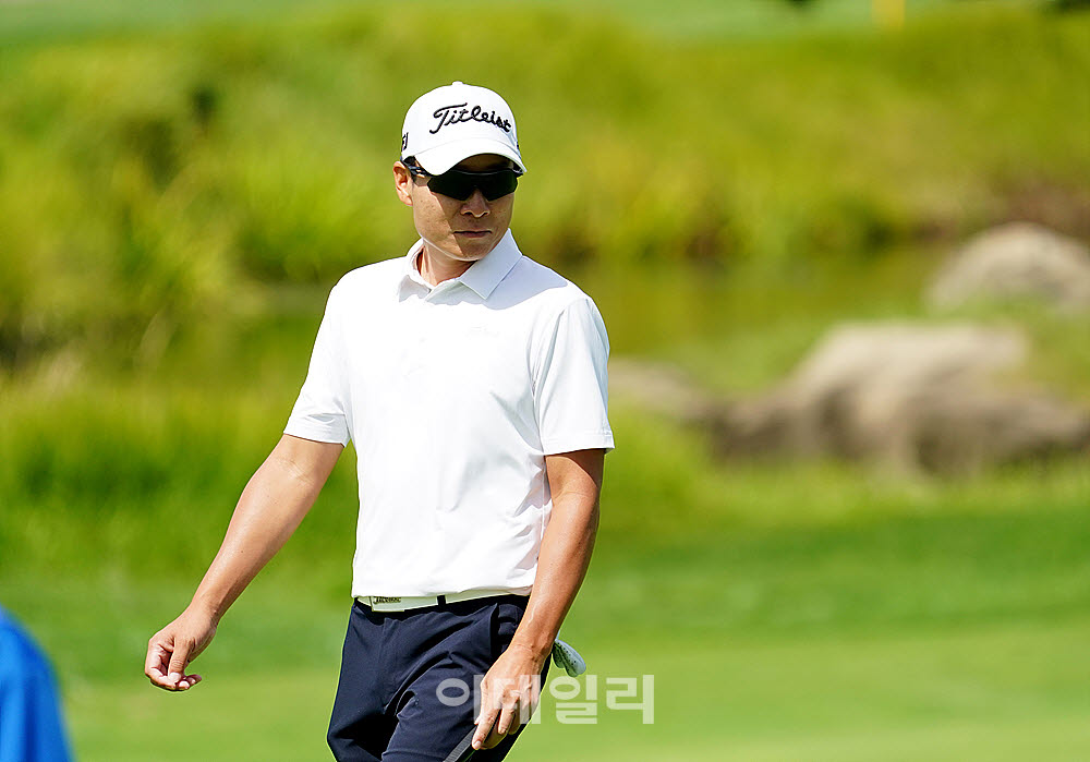 [포토] 김경태, 버디를 바라는 꼼꼼함