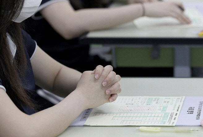 기사 내용과 관련 없는 사진 . 교실에서 수험생들이 시험 준비를 하고 있다. (사진=연합뉴스)