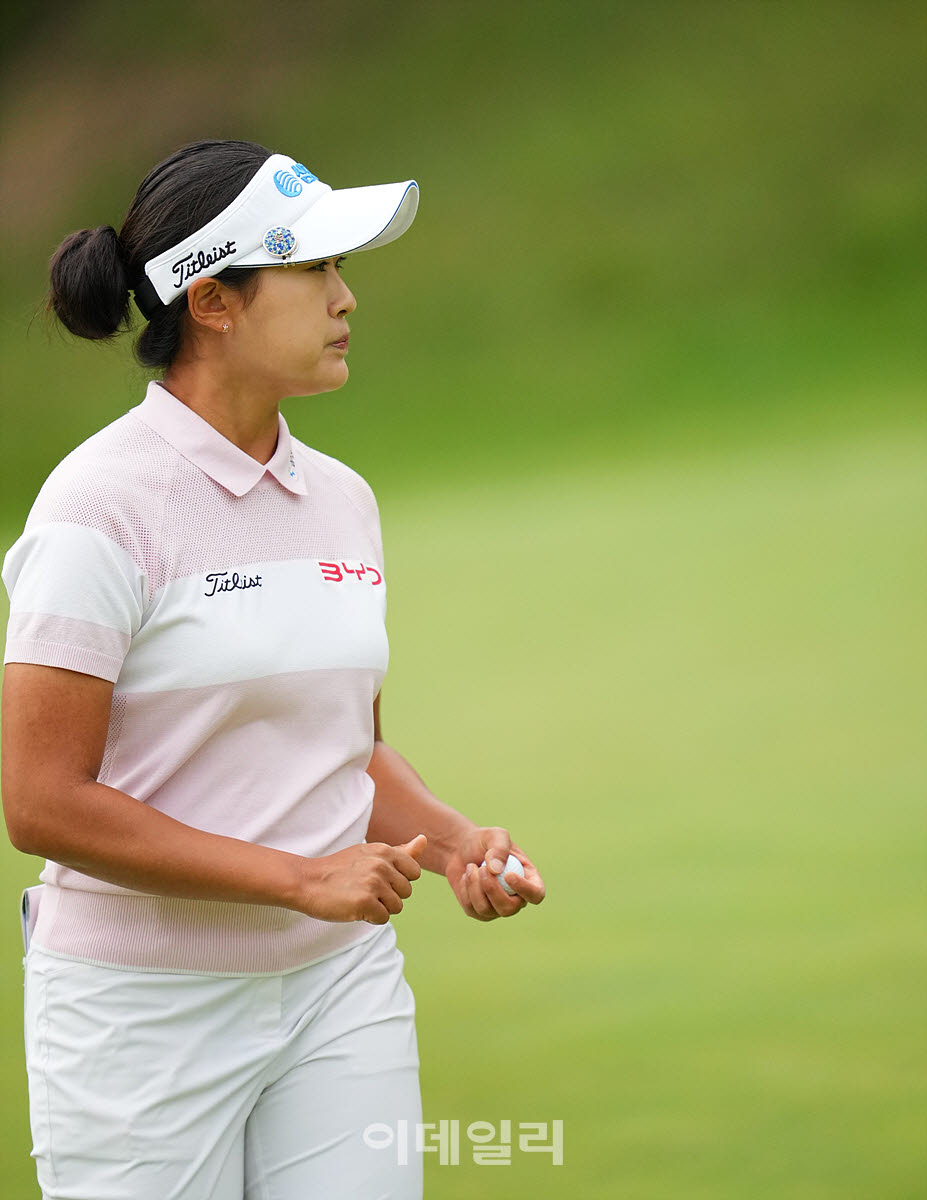 [이데일리 골프IN(이천)=조원범 기자]12일 경기도 이천에 위치한 블랙스톤 골프클럽 이천에서 'KB금융 골든라이프 챔피언십'3라운드가 열린 가운데 김민주(삼천리)가 1번홀에서 경기를 치르고 있다.