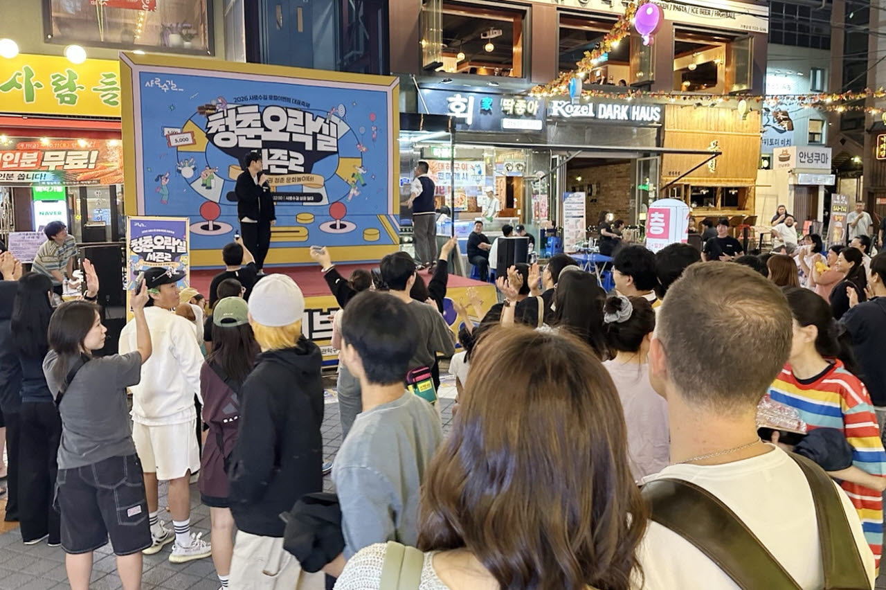 관악구(구청장 박준희)는 12일 샤로수길에서 로컬이벤트 축제 ‘청춘오락실 시즌2’를 성황리에 개최했다. (사진=관악구)