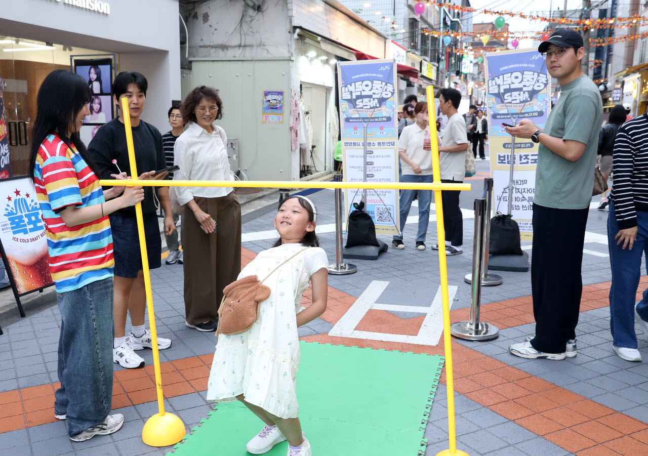 관악구(구청장 박준희)는 12일 샤로수길에서 로컬이벤트 축제 ‘청춘오락실 시즌2’를 성황리에 개최했다. (사진=관악구)