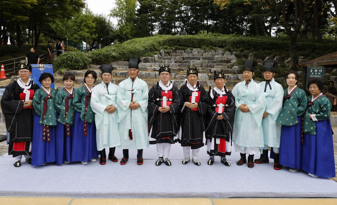 진교훈(가운데) 강서구청장이 12일 허준근린공원에서 열린 ‘허준축제 성공기원제’에 초헌관으로 참여해 관계자들과 기념촬영을 하고 있다. (사진=강서구)