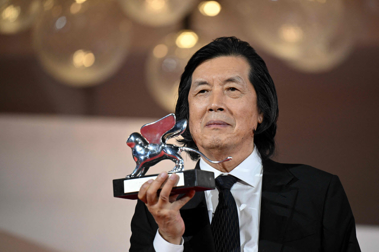 이창동 감독이 제83회 베니스국제영화제에서 '가능한 사랑'으로 심사위원대상(은사자상)을 수상한 뒤 베니스 리도섬 레드카펫에서 열린 레드카펫 포토콜에서 포즈를 취하고 있다. (사진=AFP)