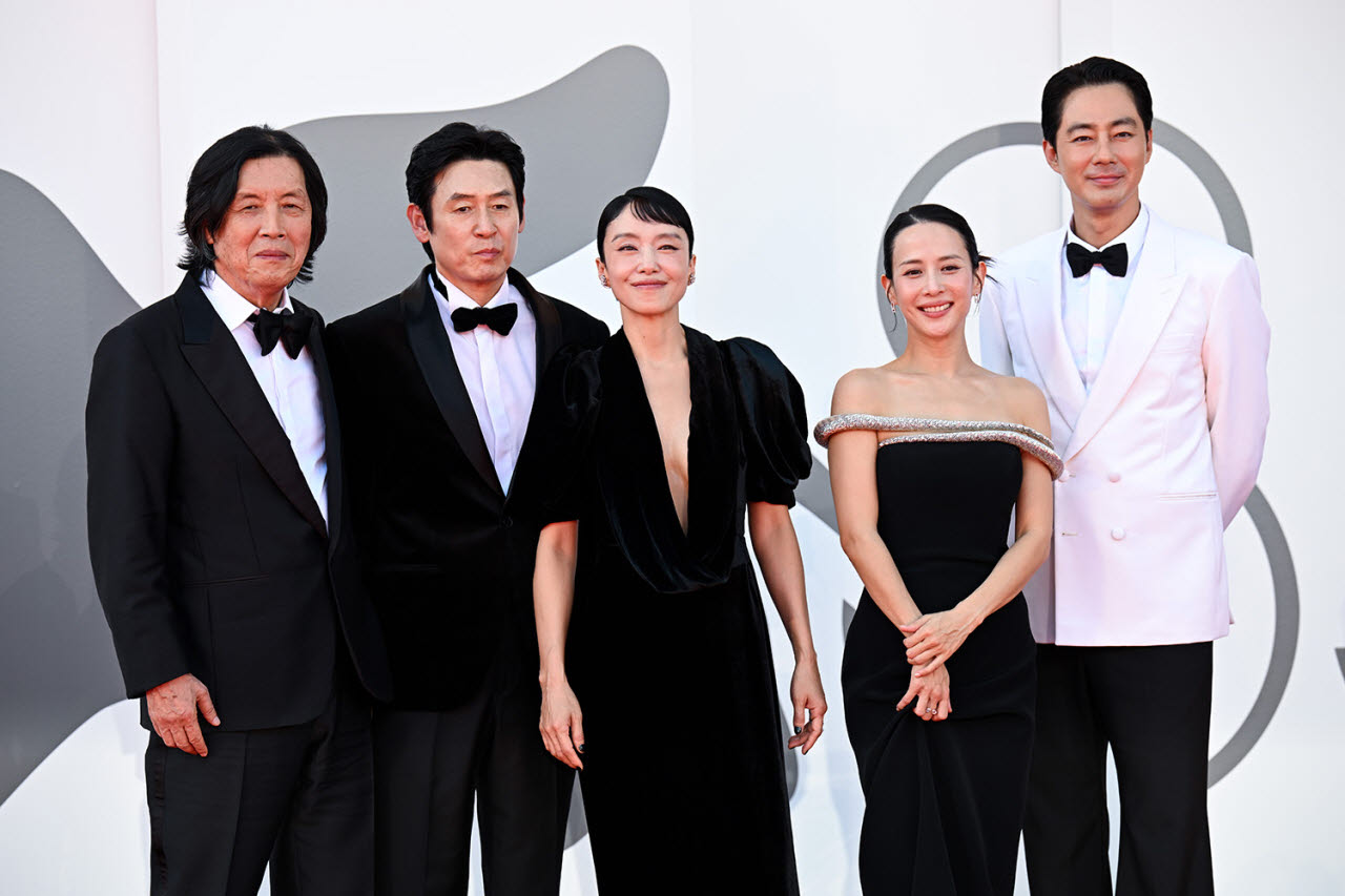 왼쪽부터 이창동 감독, 배우 설경구, 전도연, 조여정, 조인성(사진=넷플릭스)