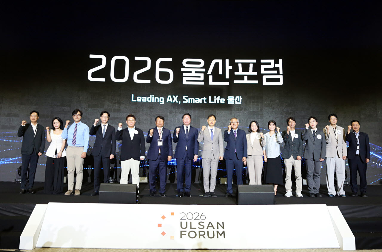 최태원 SK그룹 회장(왼쪽 7번째), 김상욱 울산시장(왼쪽 8번째), 이윤철 울산상공회의소 회장(왼쪽 6번째) 등 주요 참석자들이 11일 울산시 울주군 울산전시컨벤션센터(UECO)에서 열린 ‘2026 울산포럼’에서 기념촬영을 하고 있다.(사진=SK)