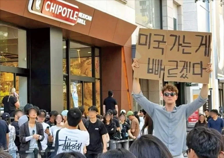 인플루언서 아담 노박이 치폴레 강남점 앞에 늘어선 긴 대기줄에 