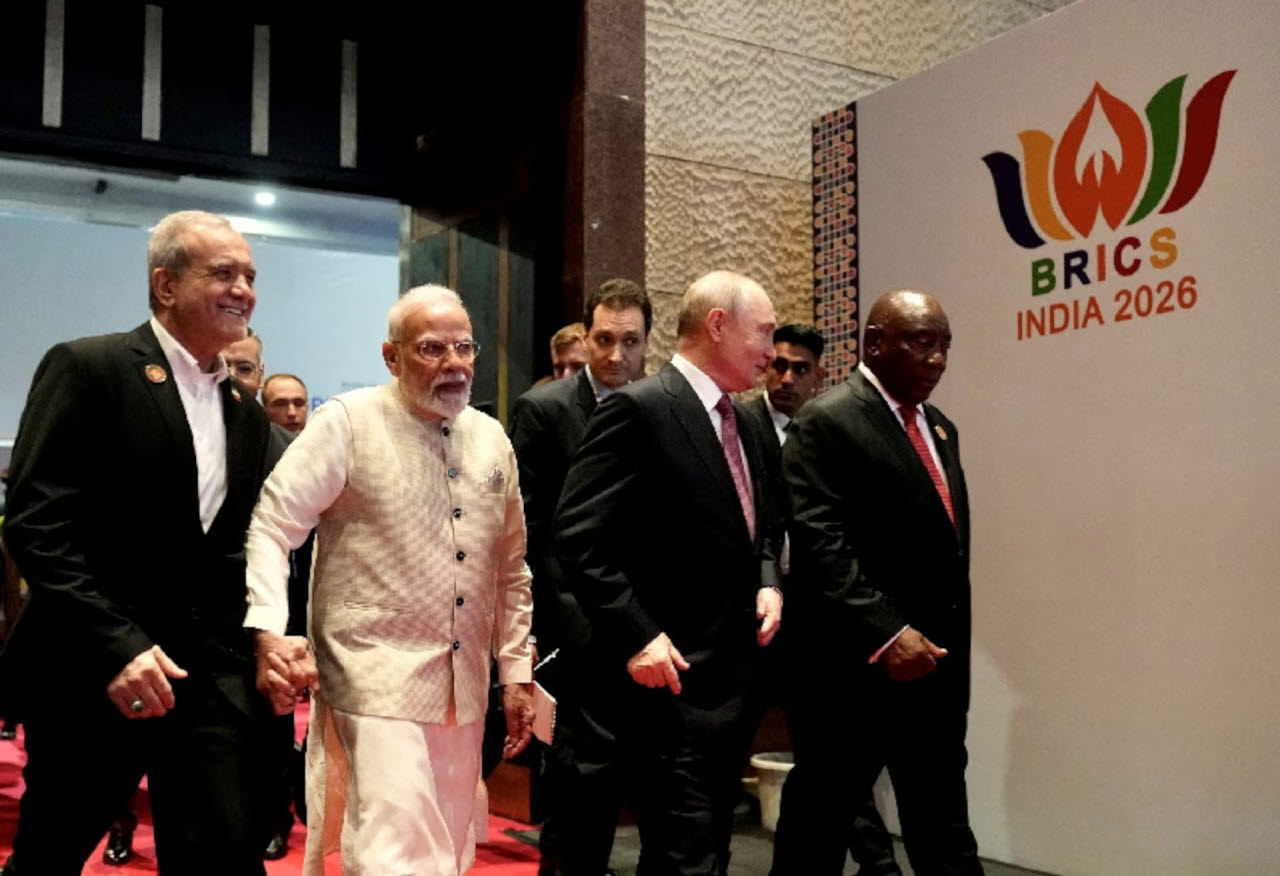인도 뉴델리에서 열린 브릭스(BRICS) 비즈니스 포럼에 이란의 마수드 페제스키안 대통령, 인도의 나렌드라 모디 총리, 러시아의 블라디미르 푸틴 대통령, 남아프리카공화국의 시릴 라마포사 대통령이 도착하고 있다. (사진=인도 언론정보국, 로이터)