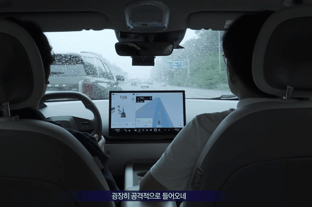 박민우 대표와 정성균 리더가 아트리아 AI를 탑재한 시험차를 타고 주행 성능을 점검하고 있다. (사진=현대차그룹)
