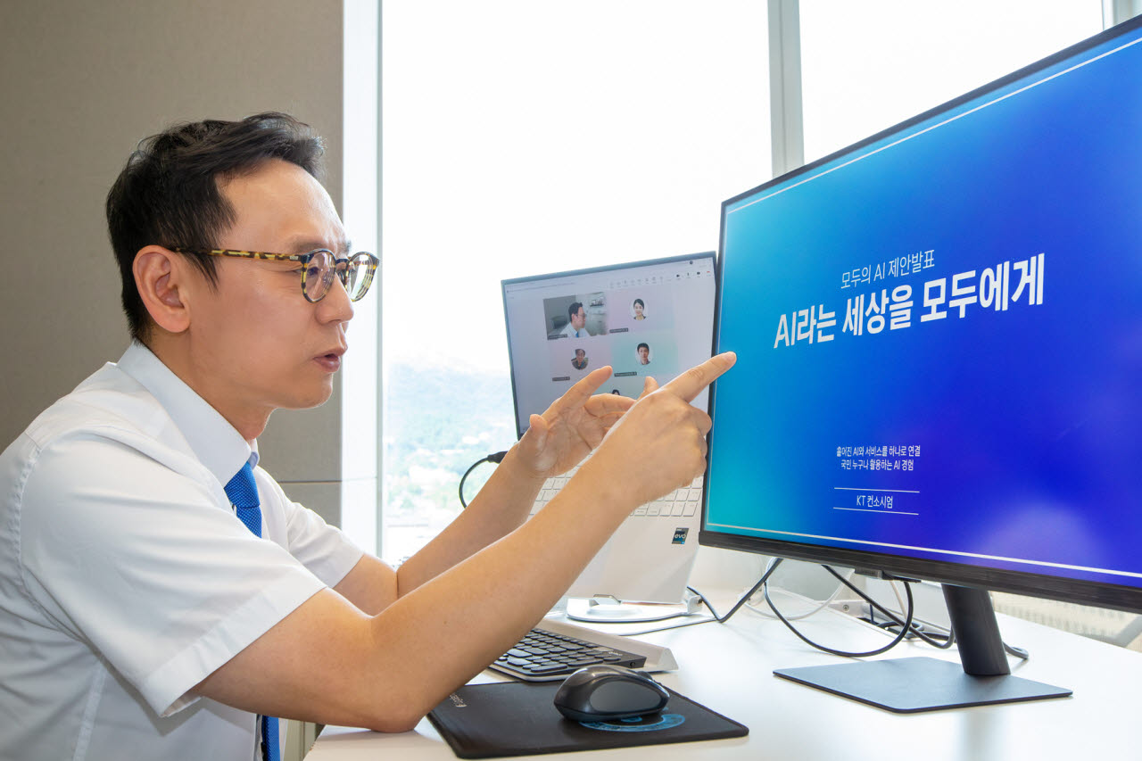 KT AX사업본부장 이진형 상무가 KT 컨소시엄의 '모두의 AI' 전략을 소개하고 있다(사진=KT)