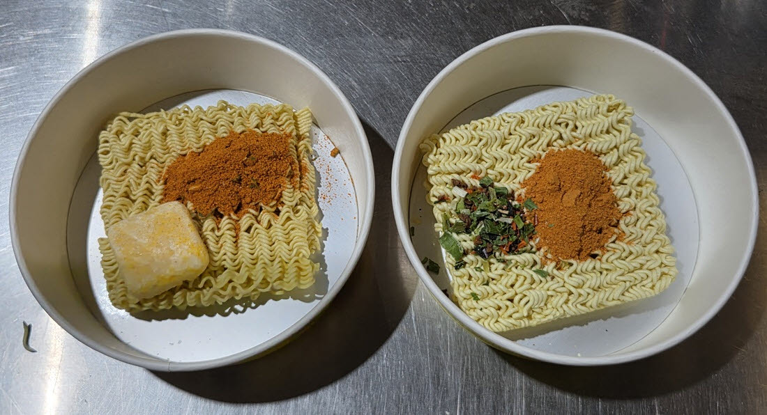 조리 전 한강라면(왼쪽)과 진라면 매운맛. 한강라면에는 별도의 계란블럭이 들어 있다. (사진=한전진 기자)