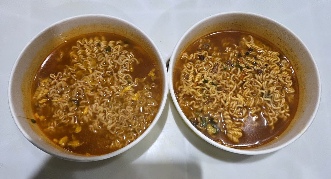 라면조리기로 끓인 한강라면(왼쪽)과 진라면 매운맛. 한강라면은 계란블럭이 풀리면서 국물 곳곳에 계란 건더기가 떠 있다. (사진=한전진 기자)