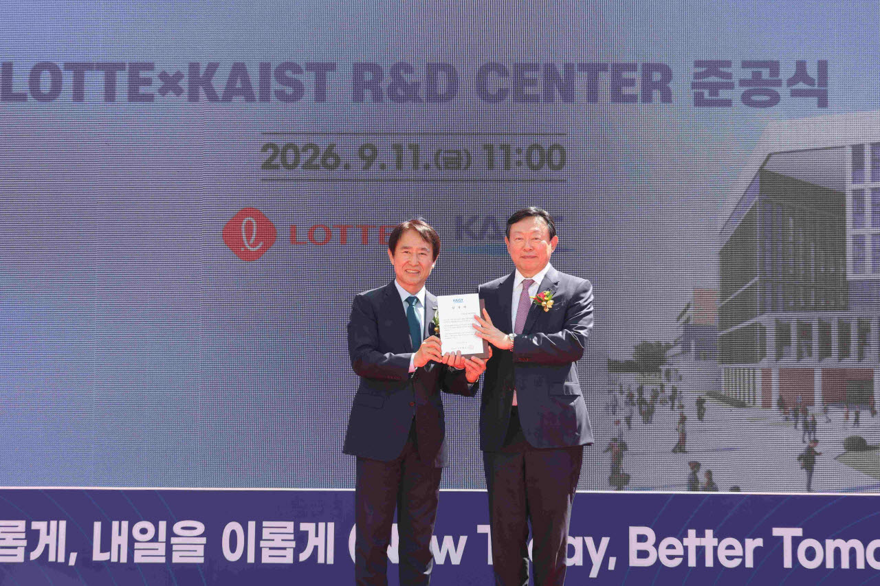 배충식 KAIST 총장(왼쪽)과 신동빈 롯데 회장이 지난 11일 대전 KAIST(카이스트) 본원에서 열린 롯데 x KAIST R&D센터 준공식에서 기념촬영을 하고 있다. (사진=롯데)
