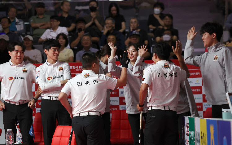 하림 선수들이 PBA 팀리그 승리를 확정지은 뒤 하이파이브를 나누며 기뻐하고 있다. 사진=PBA