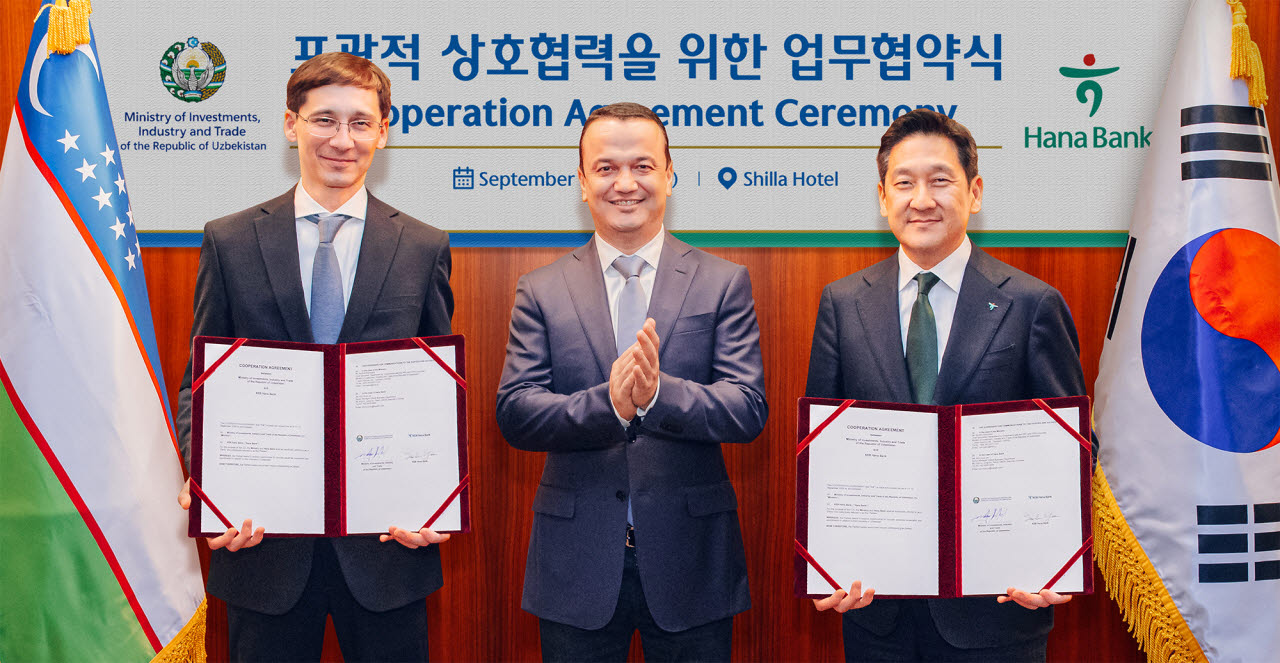 하나은행은 지난 11일 오후 우즈베키스탄 투자산업통상부와 투자·금융 협력을 위한 업무협약을 체결했다. 이날 협약식에 참석한 윤태선 하나은행 글로벌사업본부 본부장(사진 오른쪽)이 라지즈 쿠드라토프 우즈베키스탄 투자산업통상부 장관(사진 가운데), 굴라모프 우즈베키스탄 투자산업통상부 차관(사진 왼쪽)과 함께 협약서를 들고 기념촬영을 하고 있다.(사진=하나은행)