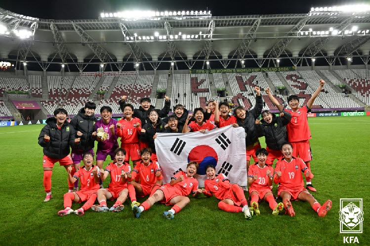 에콰도르를 꺾고 극적으로 U-20 여자 월드컵 16강에 진출한 대표팀 선수들이 기념 촬영을 하고 있다. 사진=대한축구협회