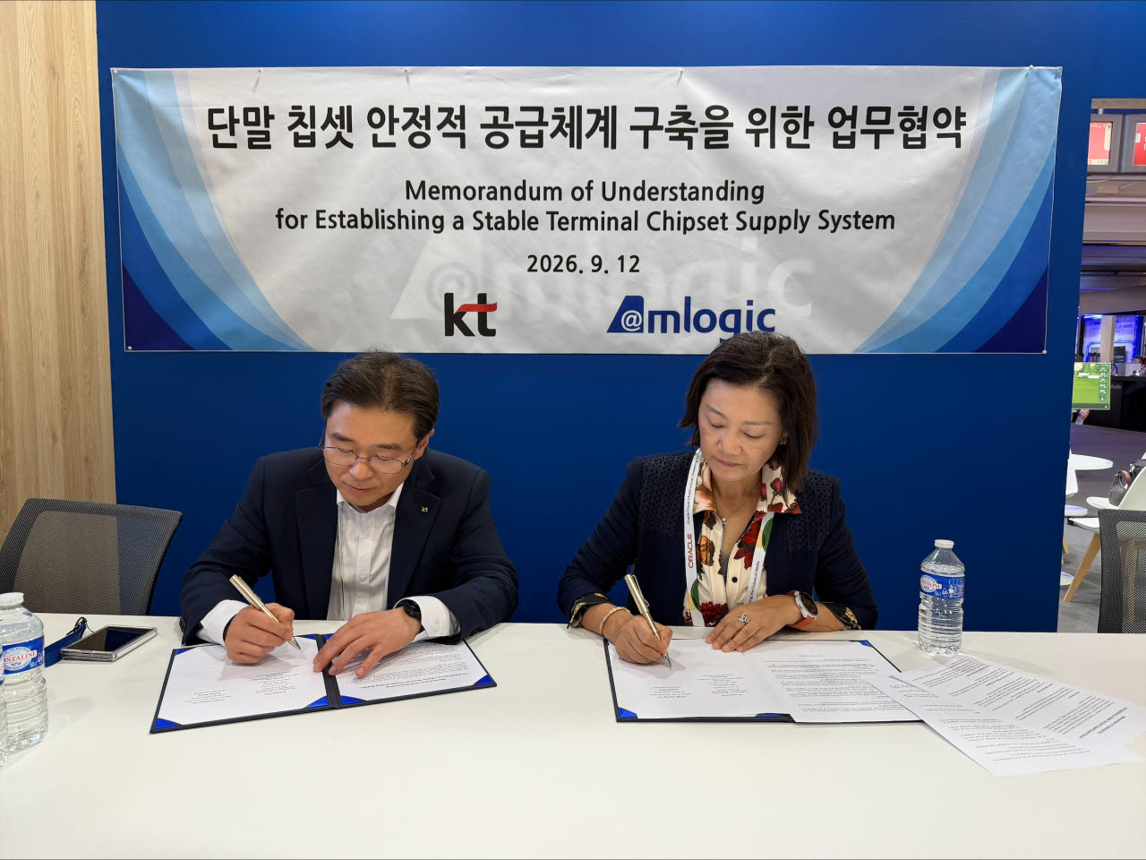 KT SCM실 AX/IT구매담당 김재남 상무(좌측)와 앰로직 미국 법인 CEO 이핑 종(Yeeping Zhong, 우측) 사장이 업무협약을 체결하고 있다. 사진=KT