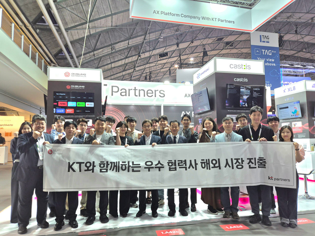 KT는 IBC 2026에서 미디어 분야 협력사와 함께 ‘KT글로벌상생성장관’을 운영한다. KT 임직원과 KT글로벌상생성장관에 참여한 협력사가 기념 촬영을 하고 있다. 사진=KT