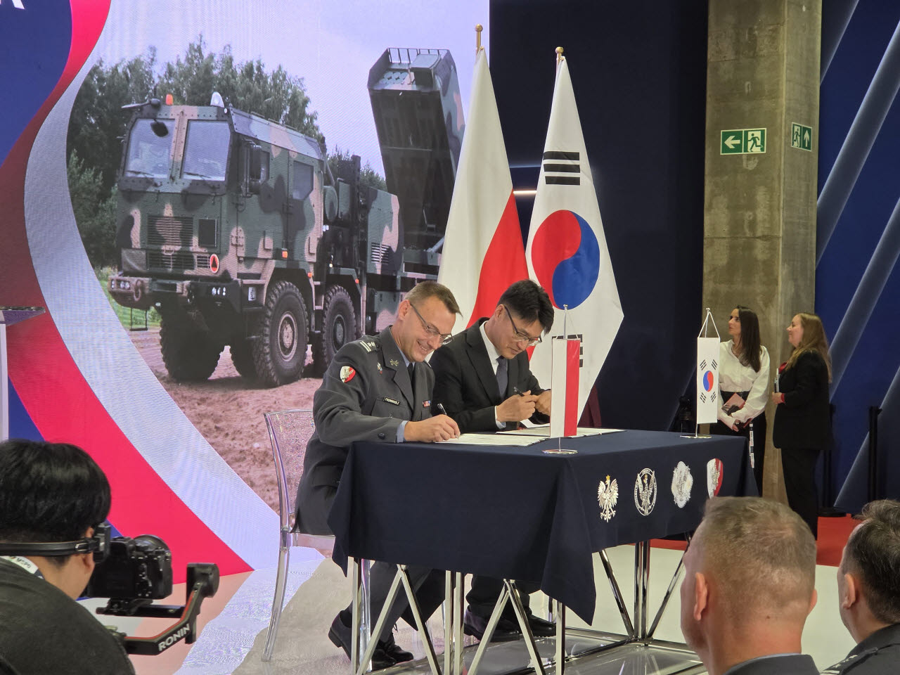 지난 9일(현지시간) 폴란드 키엘체에서 열린 'MSPO 2026' 현장에서 이부환 한화에어로스페이스 사업총괄과 로베르트 프로몰츠 폴란드 군비청 부청장이 천무 서브라이선스계약(SLA)을 체결하고 있다. (사진=한화에어로스페이스)