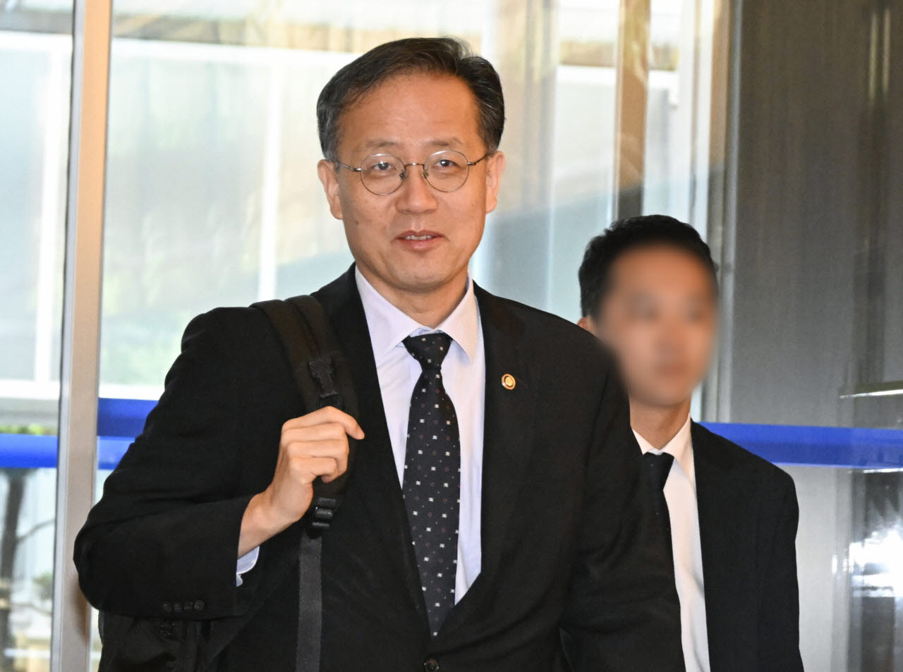 이형일 부총리 겸 재정경제부 장관 후보자가 지난 4일 서울 중구 예금보험공사 청문회 준비 사무실로 출근하고 있다. (사진=재정경제부)