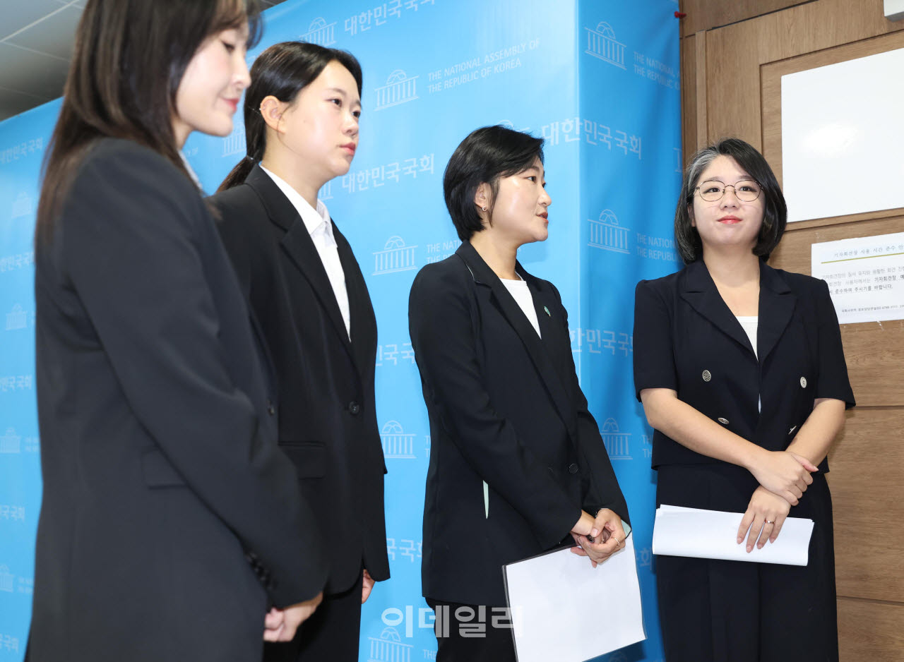 [이데일리 노진환 기자] 용혜인(맨 오른쪽) 성평등가족부 장관 후보자가 13일 서울 여의도 국회 소통관에서 사퇴 발표 기자회견을 준비하고 있다.
