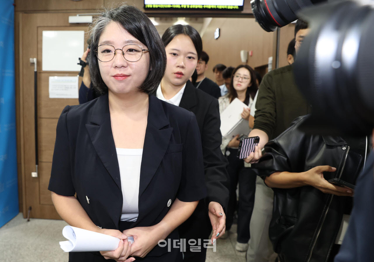 [이데일리 노진환 기자] 용혜인 성평등가족부 장관 후보자가 13일 서울 여의도 국회 소통관에서 사퇴 발표 기자회견을 마친 후 이동하고 있다.