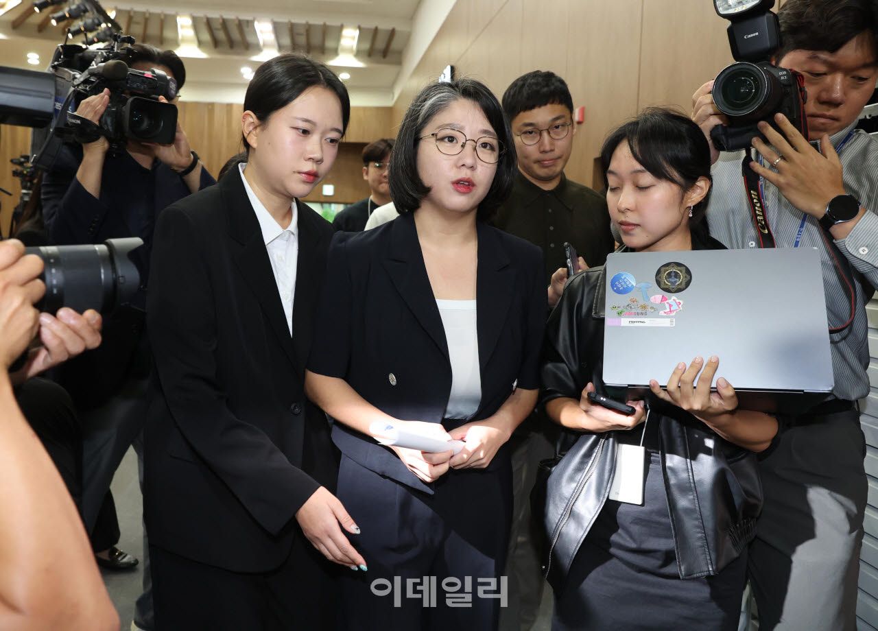 [이데일리 노진환 기자] 용혜인 성평등가족부 장관 후보자가 13일 서울 여의도 국회 소통관에서 사퇴 발표 기자회견을 마친 후 취재진의 질문에 답하며 이동하고 있다.