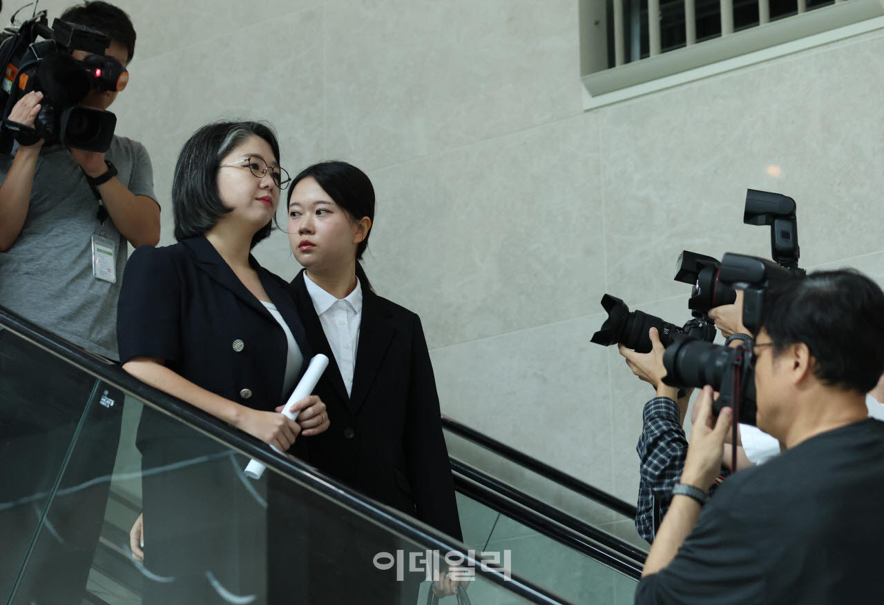 [이데일리 노진환 기자] 용혜인 성평등가족부 장관 후보자가 13일 서울 여의도 국회 소통관에서 사퇴 발표 기자회견을 마친 후 이동하고 있다.