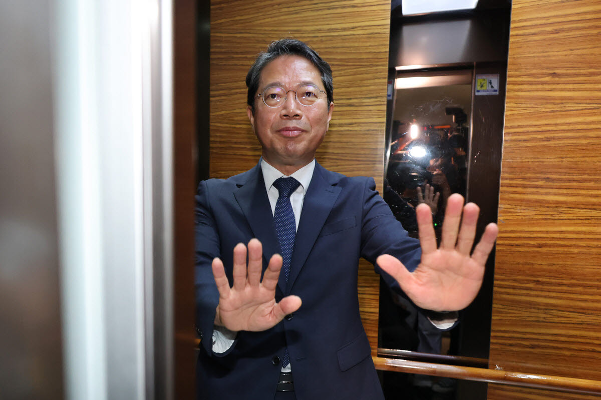 김승원 법무부 장관 후보자가 8일 서울 종로구 적선현대빌딩에 마련된 인사청문회 준비 사무실로 출근하고 있다. (사진=연합뉴스)