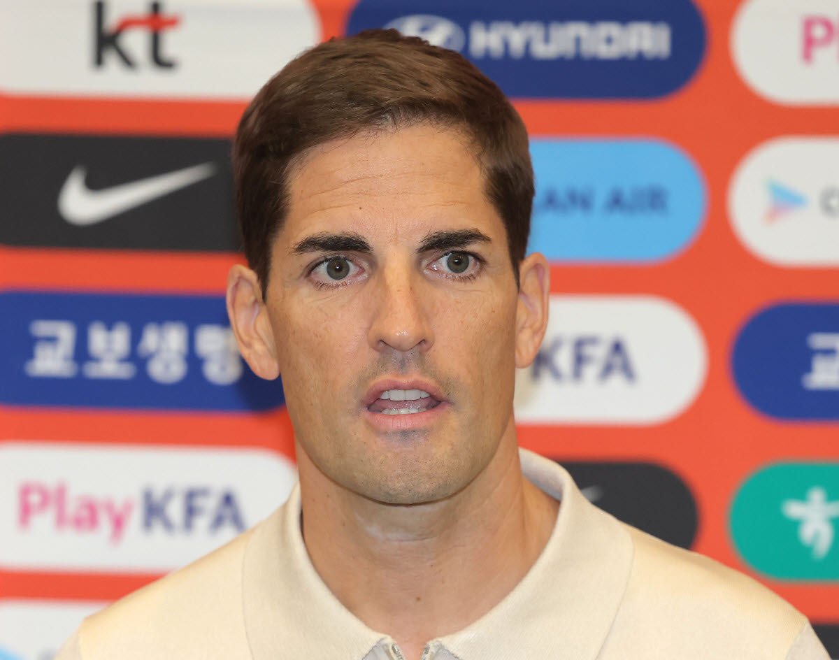 축구 국가대표팀 '임시 사령탑'으로 선임된 로베르트 모레노 감독이 13일 인천국제공항 제1여객터미널을 통해 입국해 취재진 질문에 답변하고 있다. 사진=연합뉴스