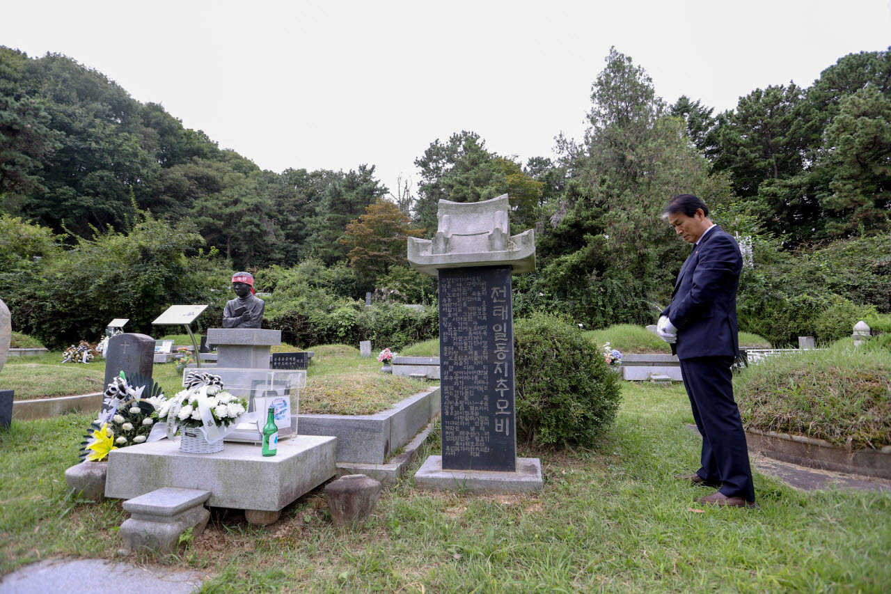 권오을 국가보훈부 장관이 12일 오후 경기도 남양주시에 위치한 모란공원을 방문해 공원내 민주열사 묘역에서 헌화 참배를 하고 있다. (사진=국가보훈부)