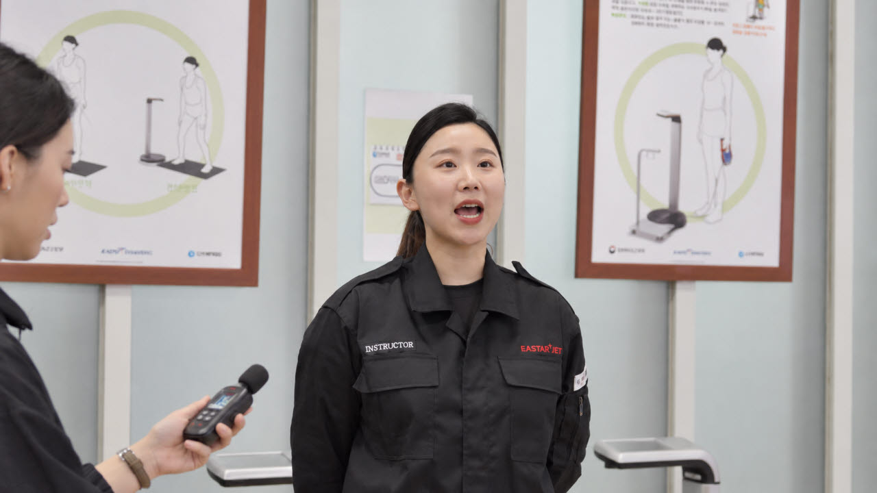 이스타항공 객실승무원 체력시험을 앞두고 객실훈련팀 조교가 리허설을 진행하고 있다 (사진=이스타항공)