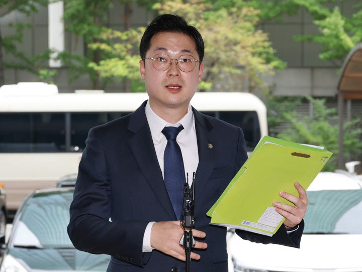공무상 비밀누설 등 혐의로 한동훈 무소속 의원을 고발한 김동아 더불어민주당 의원이 13일 고발인 조사를 위해 영등포경찰서에 출석하며 입장을 말하고 있다.(사진= 연합뉴스)