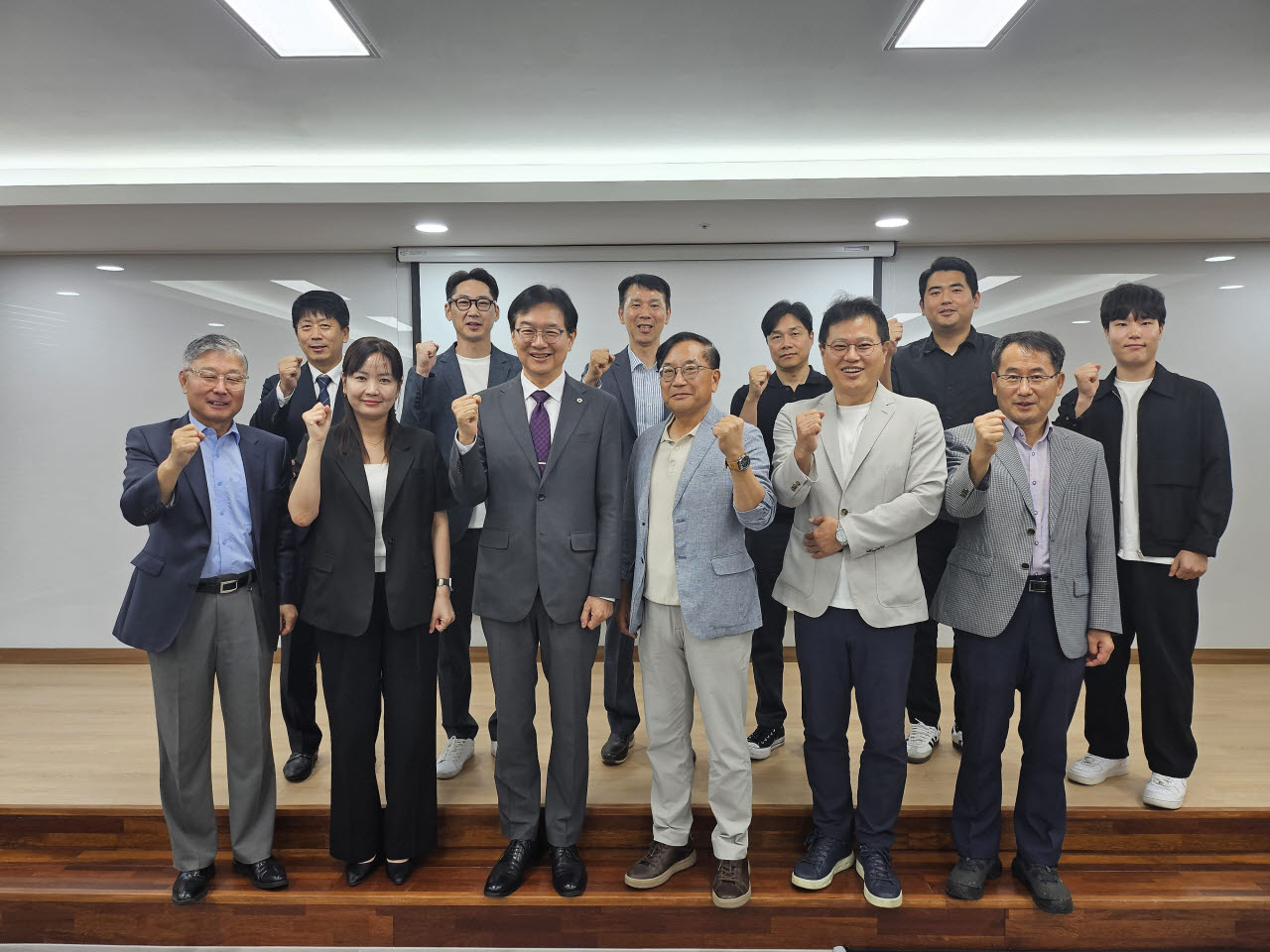 윤재웅 대구대 총장과 삼성전자 평택캠퍼스 주요 PM 3사 관계자들이 간담회 후 기념 사진을 촬영하고 있다.(사진=대구대)