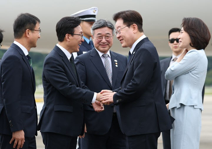 프랑스 국빈 방문 일정을 마치고 귀국한 이재명 대통령이 10일 성남 서울공항에서 영접나온 더불어민주당 김민석 대표와 인사하고 있다. (사진=연합뉴스)