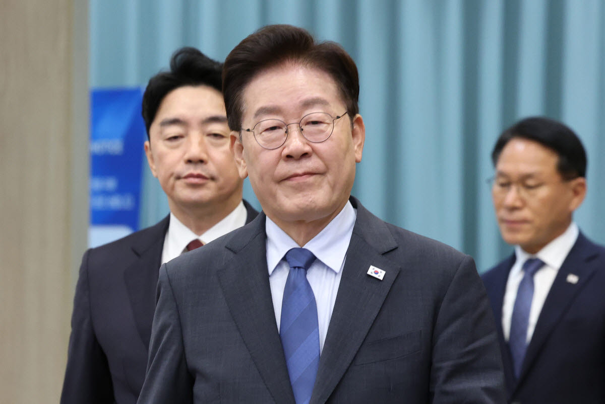 이재명 대통령이 11일 청와대에서 수석보좌관회의에 입장하고 있다. (사진=연합뉴스)