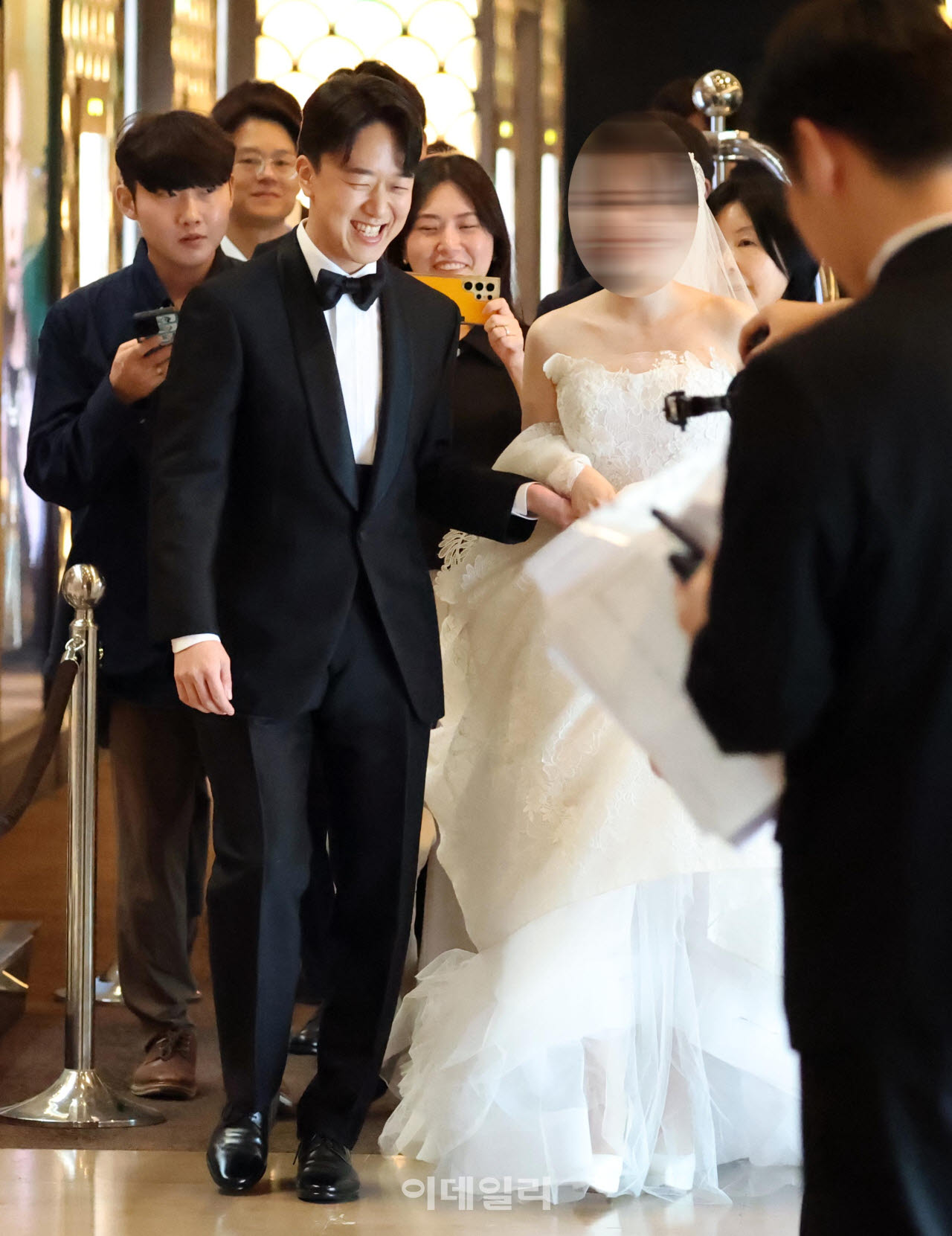 [이데일리 노진환 기자] 농심그룹 오너 3세 신상열 부사장이 13일 서울신라호텔 다이너스티홀서 예정된 결혼식을 위해 입장하고 있다. 오른쪽은 SK텔레콤 인공지능 전환(AX) 관련 부서에서 근무하는 회사원인 것으로 알려진 예비신부.