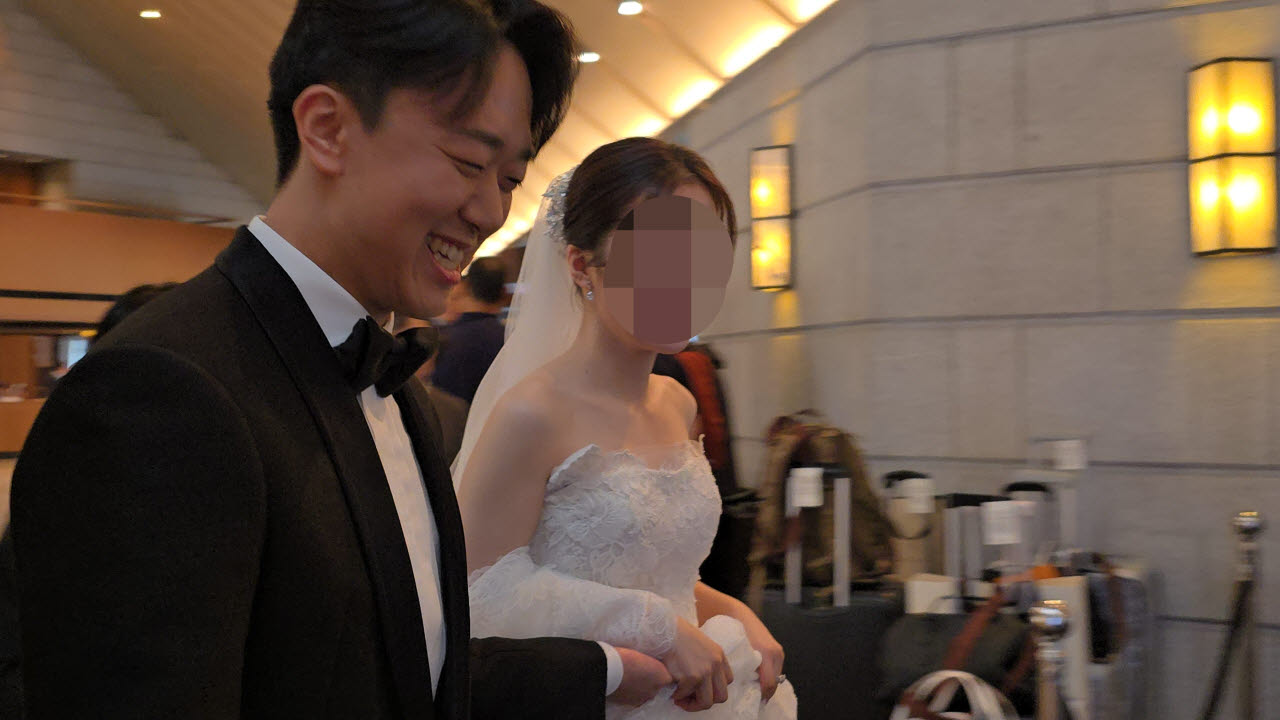 농심그룹 오너 3세 신상열 부사장이 13일 서울신라호텔 다이너스티홀서 예정된 결혼식을 위해 입장하고 있다. 오른쪽은 SK텔레콤 인공지능 전환(AX) 관련 부서에서 근무하는 회사원인 것으로 알려진 예비신부. (사진=김지우 기자)