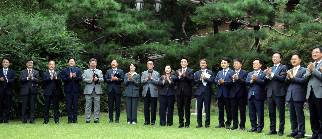 [이데일리 방인권 기자] 한성숙 국무총리와 김민석 더불어민주당 대표, 강훈식 대통령비서실장을 비롯한 참석자들과 13일 서울 종로구 삼청동 국무총리 서울공관에서 열린 고위당정협의회에서  기념촬영을 하고 있다.