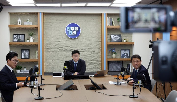 더불어민주당 김민석 대표와 한병도 원내대표가 10일 서울 여의도 민주당 중앙당사 스튜디오에서 당 공식 유튜브 '민주당TV' 프로그램 '민티07'을 준비하며 대화하고 있다. (사진=공동취재)