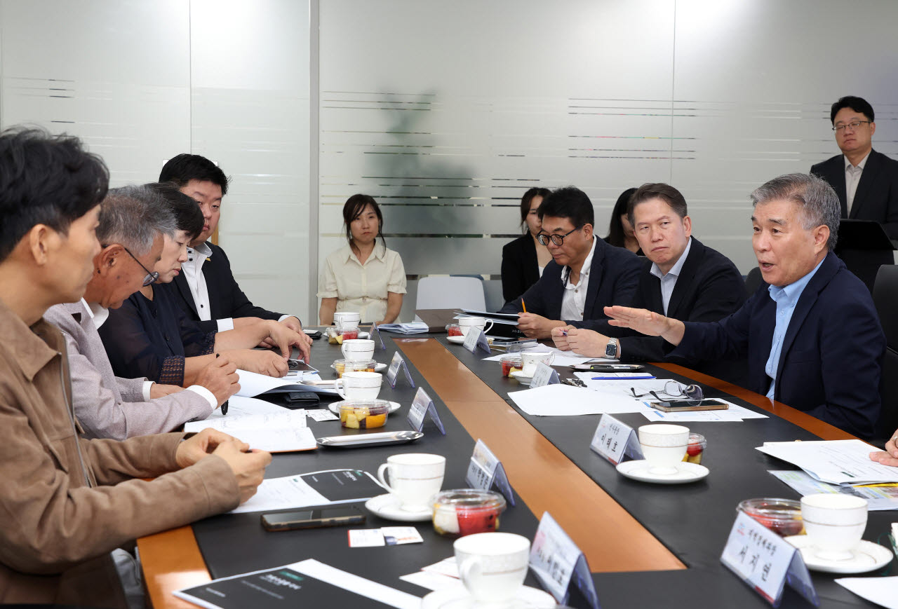 김현기(오른쪽) 강남구청장이 11일 '가로수길 건물주와 함께하는 지역상권 상생협약 체결식'에서 건물주 등과 간담회를 하고 있다. (사진=강남구)