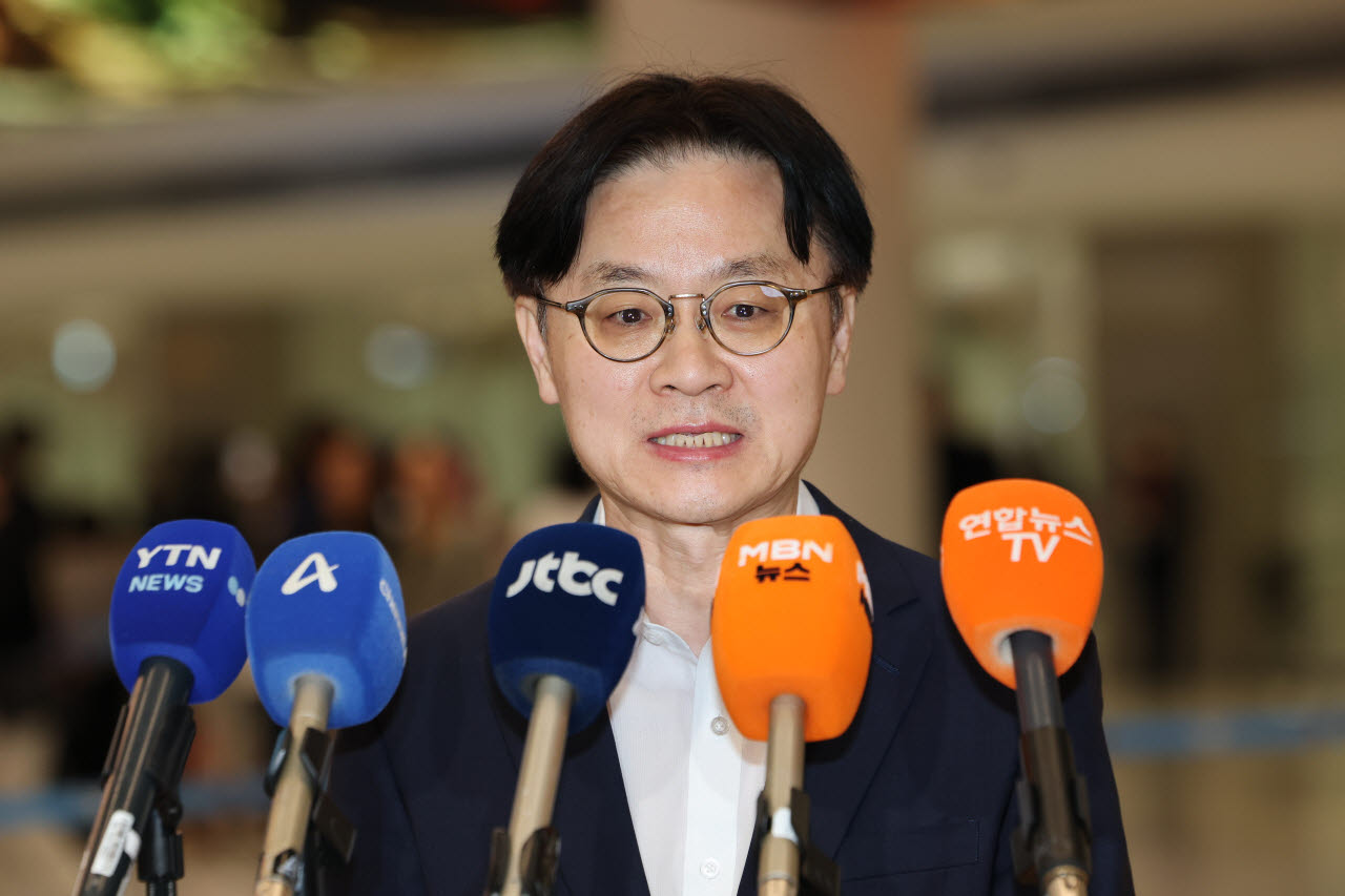 대미투자협상 마무리차 방미했던 김정관 산업통상부 장관이 13일 인천국제공항 제2여객터미널을 통해 입국, 취재진 질문에 답하고 있다. (사진=연합뉴스)