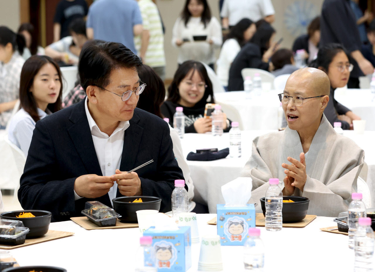 유보화(왼쪽) 성동구청장과 사찰음식 명장 선재스님이 10일 청렴 특강을 마친 후 당근 국수와 두부김밥을 시식하며 대화를 하고 있다. (사진=성동구)